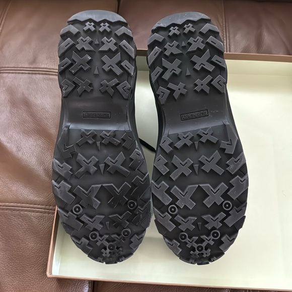 New Burberry Low top Sneakers , box and travel bag included - Picture 3 of 4